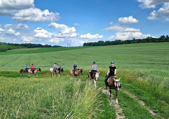 Reiten durchs Flussbett