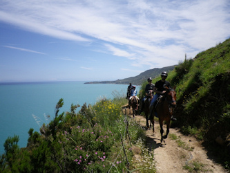 Reiten durch abwechslungsreiche Landschaft